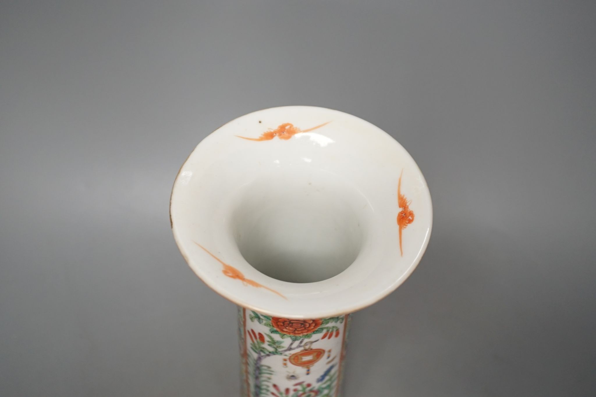 A Chinese famille rose vase cylindrical vase, early 20th century, 28cm